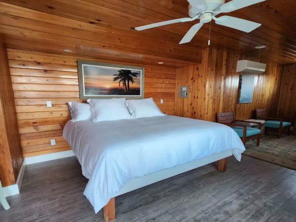 Luxurious Island Retreat with Breathtaking Views in Hope Town